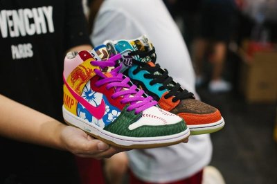 这双鞋的独特之处在于它集合了几乎之前所有潮牌限量nike sb dunk的设计元素——多达32款！比如supreme sb的爆裂纹（耐克“what the”是什么配色 nike“what the”球鞋集锦）