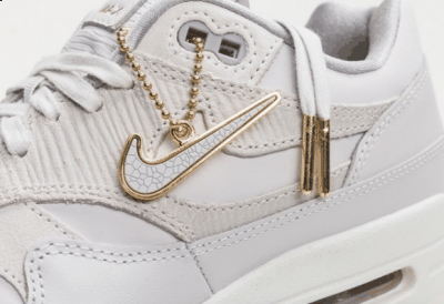 这双女生专属的Nike Air Max 1 P潮牌商城remium还附赠一个裂纹设计的金边Swoosh吊牌（耐克Air Max 1 Premium女生专属好看吗 Air Max 1 Premium女款多少钱）