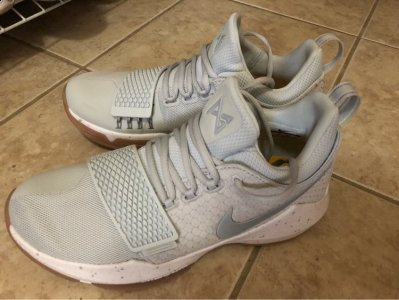 看上去有鞋潮牌信息舌的设计（Nike PG1和LBJ14对比测评 PG1和LBJ14实战测评）