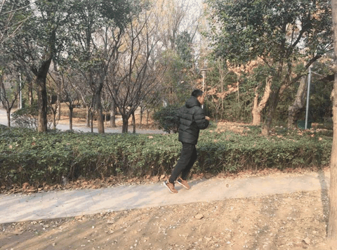 热熔条配合纺织布潮牌资讯的鞋面包裹性优秀（咕咚智能跑鞋二代实战如何 咕咚智能跑鞋二代实战测评）