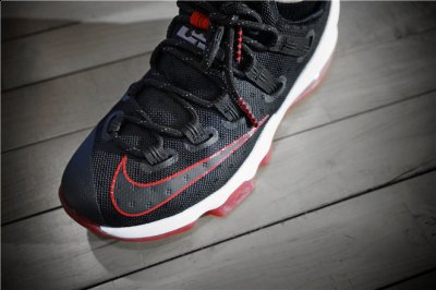 这样的方式既保潮牌信息证了鞋子的品质（Nike LEBRON 13 Low深度赏析 Nike LEBRON 13怎么样）