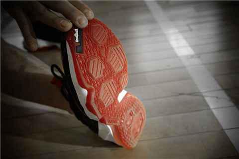 这样的方式既保潮牌信息证了鞋子的品质（Nike LEBRON 13 Low深度赏析 Nike LEBRON 13怎么样）