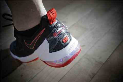 这样的方式既保潮牌信息证了鞋子的品质（Nike LEBRON 13 Low深度赏析 Nike LEBRON 13怎么样）