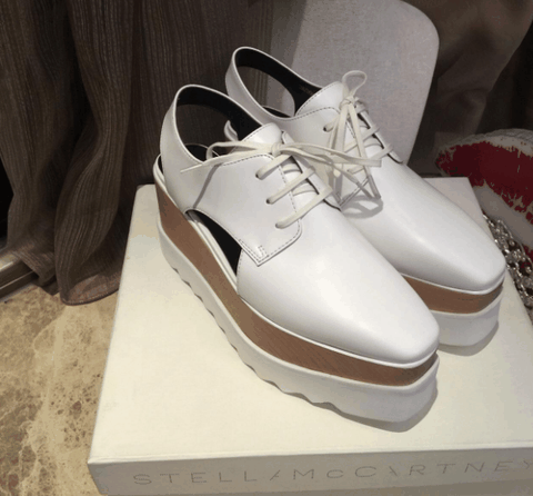  设计师丝黛拉·麦卡妮潮牌 (Stella McCartney) 是英国名门之后（Stella McCartney环保概念鞋款怎么样 Stella McCartney环保概念鞋款多少钱）