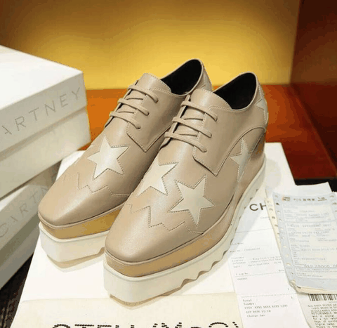  设计师丝黛拉·麦卡妮潮牌 (Stella McCartney) 是英国名门之后（Stella McCartney环保概念鞋款怎么样 Stella McCartney环保概念鞋款多少钱）