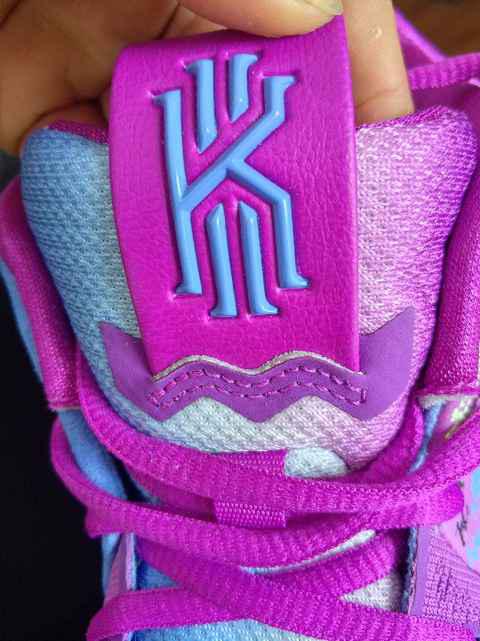 欧文4鸳鸯色开箱图 Nike Kyrie 4“Confetti”实物细节欣赏