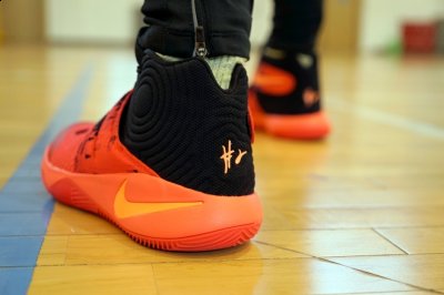  外底设计非常有潮牌资讯特点的Nike Kyrie 2（Nike Kyrie 2实战测评 Nike Kyrie 2实战效果如何）