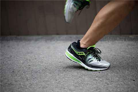 但依旧弹潮牌汇潮牌网性十足（Saucony Hurricane ISO 2实战测评 Saucony Hurricane ISO 2怎么样）