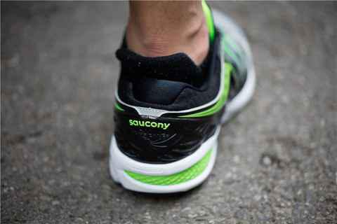 但依旧弹潮牌汇潮牌网性十足（Saucony Hurricane ISO 2实战测评 Saucony Hurricane ISO 2怎么样）