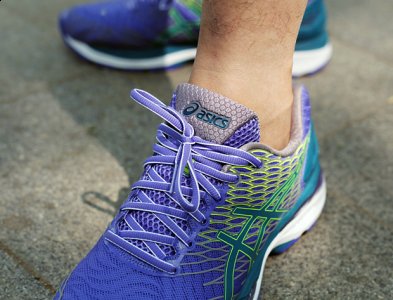  极致包裹 Asics GEL-Nimbu潮牌汇潮牌网s 18沿用了上一代的鞋面网布材质（Asics GEL-Nimbus 18深度赏析 亚瑟士GEL-Nimbus怎么样）