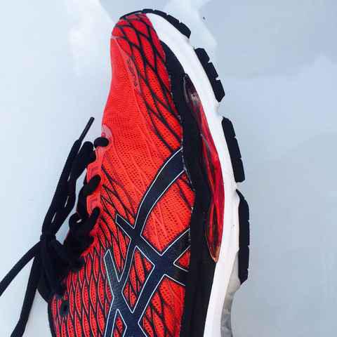  极致包裹 Asics GEL-Nimbu潮牌汇潮牌网s 18沿用了上一代的鞋面网布材质（Asics GEL-Nimbus 18深度赏析 亚瑟士GEL-Nimbus怎么样）