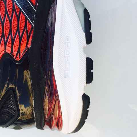  极致包裹 Asics GEL-Nimbu潮牌汇潮牌网s 18沿用了上一代的鞋面网布材质（Asics GEL-Nimbus 18深度赏析 亚瑟士GEL-Nimbus怎么样）