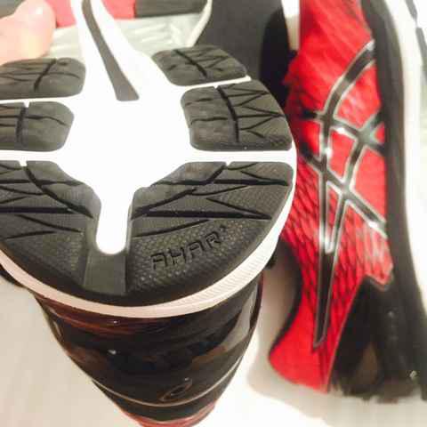  极致包裹 Asics GEL-Nimbu潮牌汇潮牌网s 18沿用了上一代的鞋面网布材质（Asics GEL-Nimbus 18深度赏析 亚瑟士GEL-Nimbus怎么样）