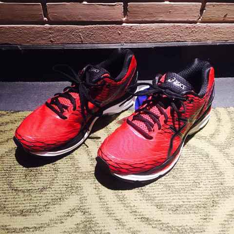  极致包裹 Asics GEL-Nimbu潮牌汇潮牌网s 18沿用了上一代的鞋面网布材质（Asics GEL-Nimbus 18深度赏析 亚瑟士GEL-Nimbus怎么样）
