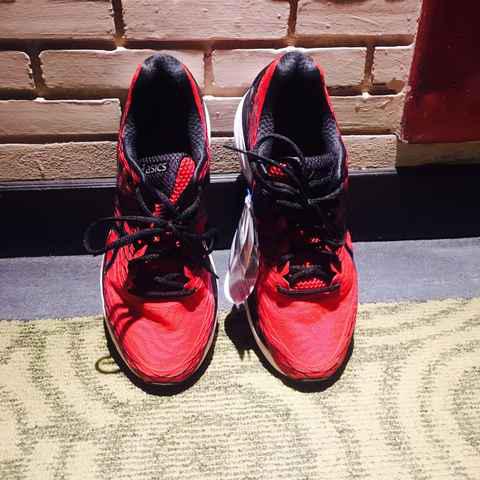  极致包裹 Asics GEL-Nimbu潮牌汇潮牌网s 18沿用了上一代的鞋面网布材质（Asics GEL-Nimbus 18深度赏析 亚瑟士GEL-Nimbus怎么样）