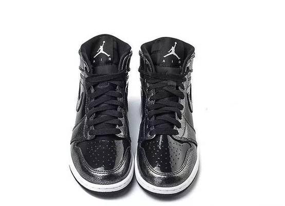 air jordan 1 retro high bg鞋款的硬质潮牌橡胶楔形鞋跟搭載后跟內嵌式 Air-Sole 气垫（AJ1Retro High Flyknit “BHM”值得入手吗 Air Jordan 1 Retro High Flyknit “BHM”多少钱）