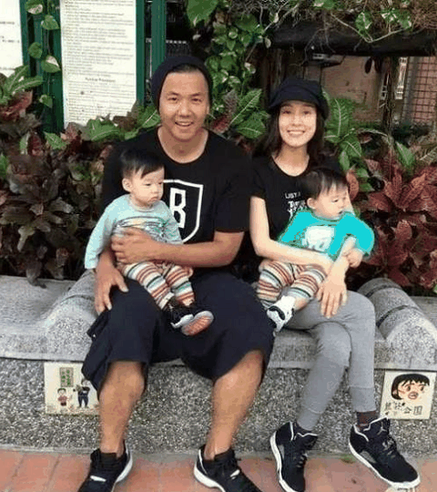 同时也更适用于与潮牌汇潮牌网高尔夫装备进行搭配（AJ1高尔夫系列纯黑配色怎么样 Air Jordan 1 Golf “Black Leather”在哪购买）