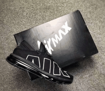 以黑色装潮牌扮呈现（Nike Air Max Flair大AIR开箱图 Air Max Flair针织鞋实物细节欣赏）