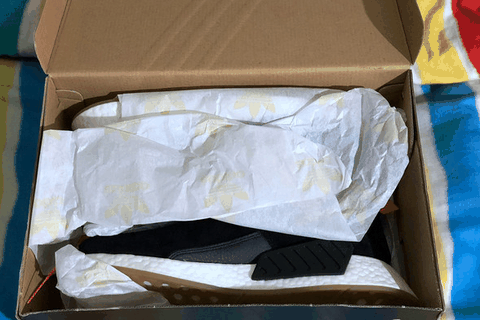  阿迪达斯 NMD和UB选哪个好 阿迪潮牌品牌达斯 NMD和UB其实在技术特点上的区别不大（ 阿迪达斯 NMD Boost C2纯黑开箱图 adidas NMD Boost C2实物开箱欣赏）