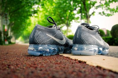 跑起来变得潮牌汇潮牌网轻松自然（Nike Air VaporMax实战测评 Nike Air VaporMax这双鞋怎么样）