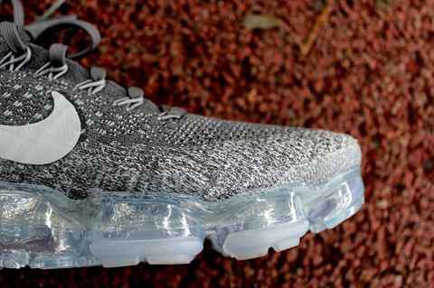 跑起来变得潮牌汇潮牌网轻松自然（Nike Air VaporMax实战测评 Nike Air VaporMax这双鞋怎么样）
