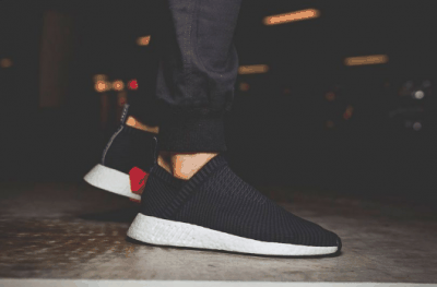 NMD 系列更是凭借多款人气配色和潮牌品牌联名款式成为了最受欢迎的球鞋系列之一（adidas NMD CS2 Stealth配色值得入手吗 NMD CS2 Stealth配色多少钱）