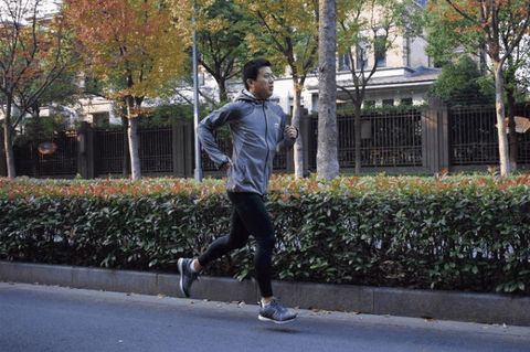 鞋底的弯曲度潮牌品牌也不是最好（李宁云2017全防护跑鞋性能测试 李宁云2017全防护跑鞋实战测评）