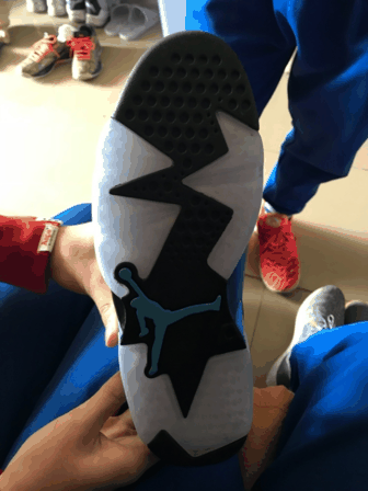 确实是款潮牌资讯不错的鞋（AJ6 UNC黑蓝配色开箱鉴赏 Air Jordan 6 UNC怎么购买）