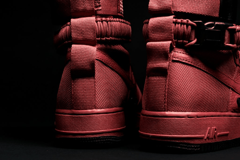 发售价格为潮牌信息 $180 美元（耐克WMNS SF-AF1暗红配色好看吗 Nike WMNS SF-AF1 “Black Patent” 多少钱）
