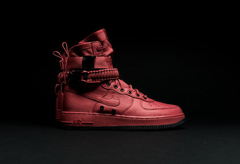 发售价格为潮牌信息 $180 美元（耐克WMNS SF-AF1暗红配色好看吗 Nike WMNS SF-AF1 “Black Patent” 多少钱）