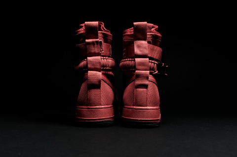 发售价格为潮牌信息 $180 美元（耐克WMNS SF-AF1暗红配色好看吗 Nike WMNS SF-AF1 “Black Patent” 多少钱）