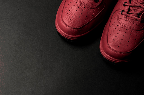 发售价格为潮牌信息 $180 美元（耐克WMNS SF-AF1暗红配色好看吗 Nike WMNS SF-AF1 “Black Patent” 多少钱）