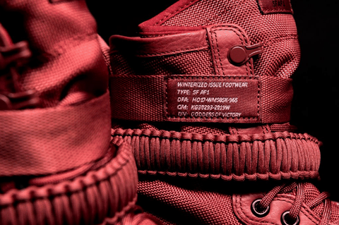 发售价格为潮牌信息 $180 美元（耐克WMNS SF-AF1暗红配色好看吗 Nike WMNS SF-AF1 “Black Patent” 多少钱）