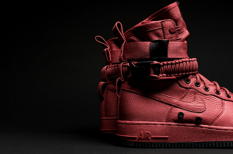 发售价格为潮牌信息 $180 美元（耐克WMNS SF-AF1暗红配色好看吗 Nike WMNS SF-AF1 “Black Patent” 多少钱）