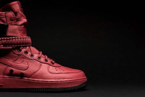 发售价格为潮牌信息 $180 美元（耐克WMNS SF-AF1暗红配色好看吗 Nike WMNS SF-AF1 “Black Patent” 多少钱）