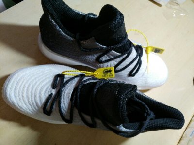 太容易脏了而潮牌资讯且较难清洁（耐克ce LOW渐变色开箱 nike crazy explosive低帮版实物赏析）