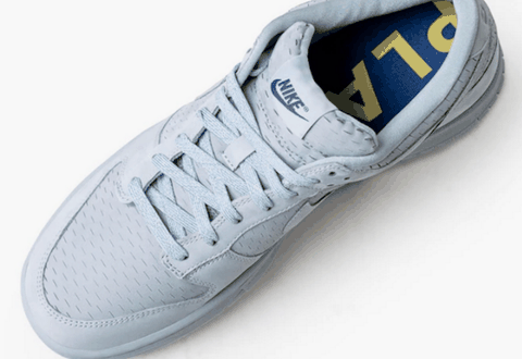 分别代表着 Dunk 系列和潮牌资讯「Plattenbau」公寓的诞生年份（SB Dunk Low 米白色值得入手吗 Nike SB Dunk Low Plattenbau配色怎么样）