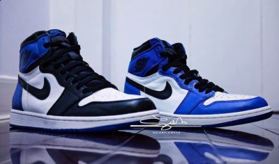 打造了这双travis s潮牌品牌cott 上脚的“ 扣碎篮板 ”（AJ1闪电和AJ1皇家蓝哪个好看 AJ1 fragment design和“Game Royal”对比图）