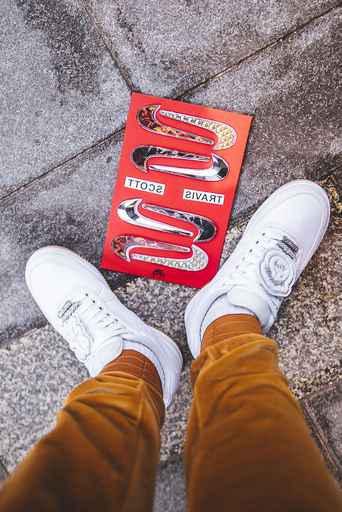 其中多种 Swoosh潮牌信息 魔术贴可以任意搭配（耐克AF1特拉维斯个人专属版本好看吗 Nike Air Force 1 Low “Travis Scott”深度赏析）