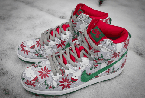 带来 Dunk SB Hi 联名新作！ 早在潮牌资讯 2013 年双方便推出过同样主题的合作鞋款（Concepts联名耐克Dunk SB圣诞系列好看吗 Concepts x Nike SB Dunk “Ugly Christmas Sweater”细节鉴赏）