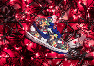 带来 Dunk SB Hi 联名新作！ 早在潮牌资讯 2013 年双方便推出过同样主题的合作鞋款（Concepts联名耐克Dunk SB圣诞系列好看吗 Concepts x Nike SB Dunk “Ugly Christmas Sweater”细节鉴赏）