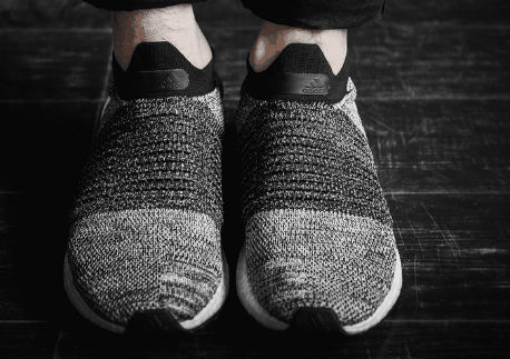 以凸起的条纹细节潮牌汇潮牌网取代了传统的鞋带系统（adidas Running UB Laceless 怎么样 UB Laceless无鞋带版多少钱）