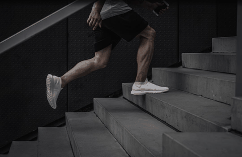 以凸起的条纹细节潮牌汇潮牌网取代了传统的鞋带系统（adidas Running UB Laceless 怎么样 UB Laceless无鞋带版多少钱）
