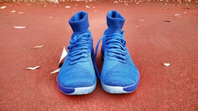 相对于外侧采用了潮牌汇潮牌网店密度相对低的编织纹路（Hyperdunk 2016深度赏析 耐克Hyperdunk2016t蓝色款实物细节赏析）