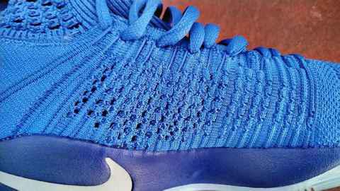 相对于外侧采用了潮牌汇潮牌网店密度相对低的编织纹路（Hyperdunk 2016深度赏析 耐克Hyperdunk2016t蓝色款实物细节赏析）