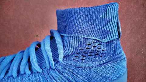 相对于外侧采用了潮牌汇潮牌网店密度相对低的编织纹路（Hyperdunk 2016深度赏析 耐克Hyperdunk2016t蓝色款实物细节赏析）