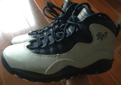  AJ10系列是在乔丹正潮牌品牌式退役的那年被设计出来（AJ10里约配色深度赏析 AJ10里约实物上脚测评）