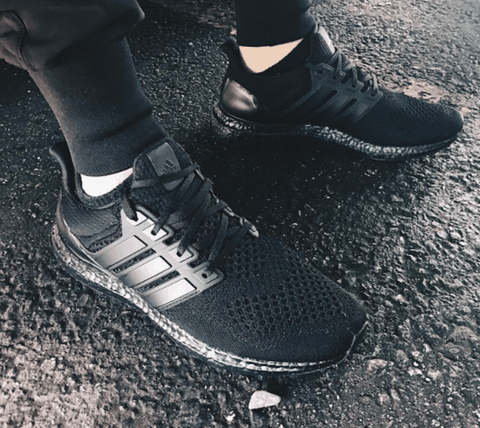随后在 12 月潮牌信息 1 日正式发售（阿迪达斯Ultra Boost三重黑配色怎么样 adidas Ultra Boost “Triple Black”多少钱）