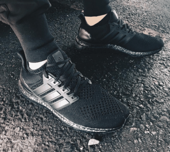 随后在 12 月潮牌信息 1 日正式发售（阿迪达斯Ultra Boost三重黑配色怎么样 adidas Ultra Boost “Triple Black”多少钱）