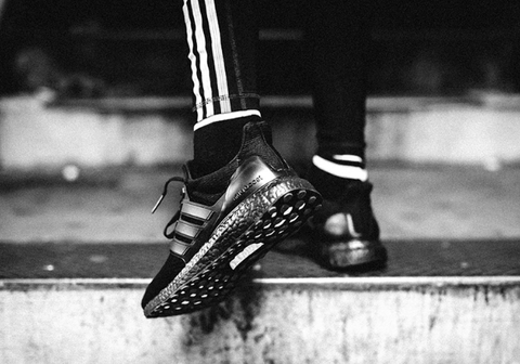 随后在 12 月潮牌信息 1 日正式发售（阿迪达斯Ultra Boost三重黑配色怎么样 adidas Ultra Boost “Triple Black”多少钱）